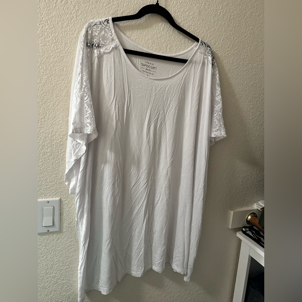 White super soft torrid t-shirt with lace